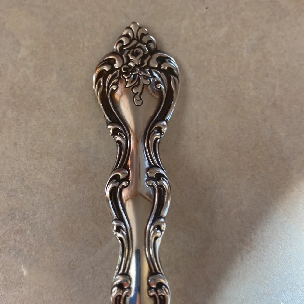 🌼🌿Beautiful international silver plate sugar spoon approximately 5” long🌼🌿